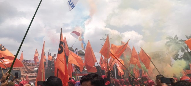 Demonstrasi yang digelar buruh di depan gedung DPR RI, Kamis (28/8/2025). (Selvianus Kopong Basar / FTNews.co.id) 